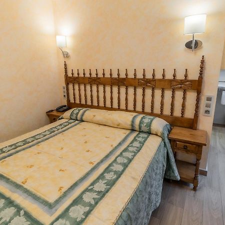 Hostal Санто Доминго де Силос Екстериор снимка