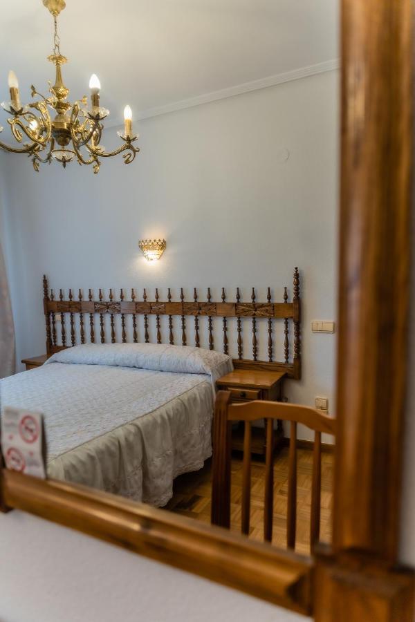 Hostal Санто Доминго де Силос Екстериор снимка