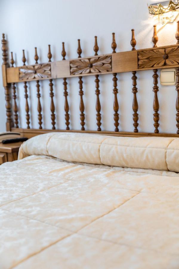 Hostal Санто Доминго де Силос Екстериор снимка