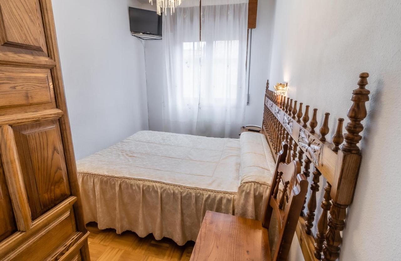 Hostal Санто Доминго де Силос Екстериор снимка