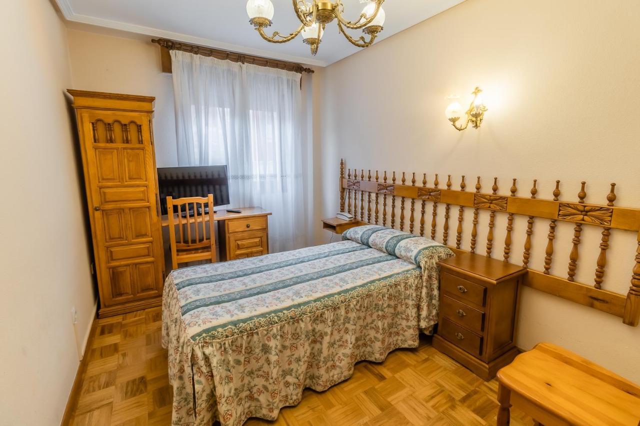Hostal Санто Доминго де Силос Екстериор снимка