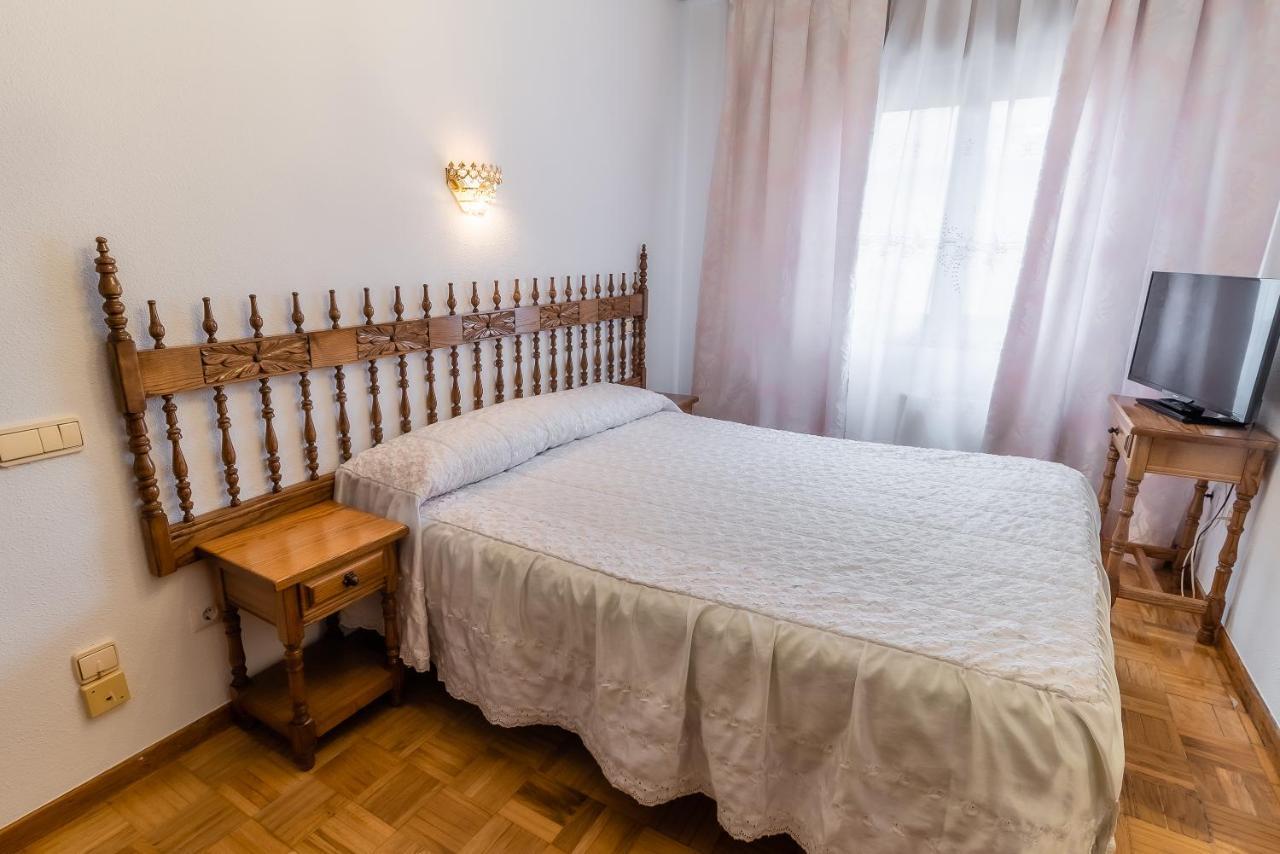 Hostal Санто Доминго де Силос Екстериор снимка