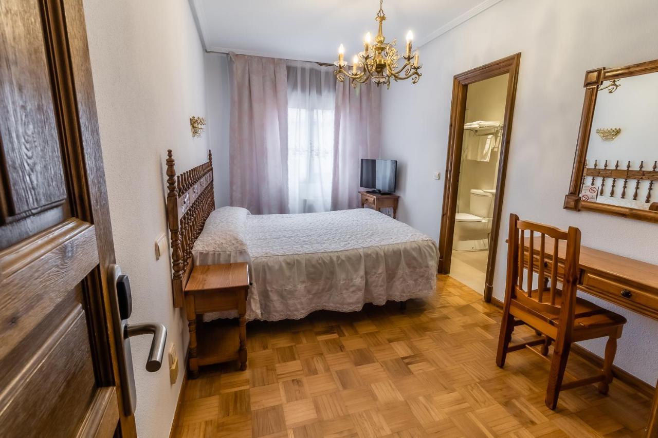 Hostal Санто Доминго де Силос Екстериор снимка