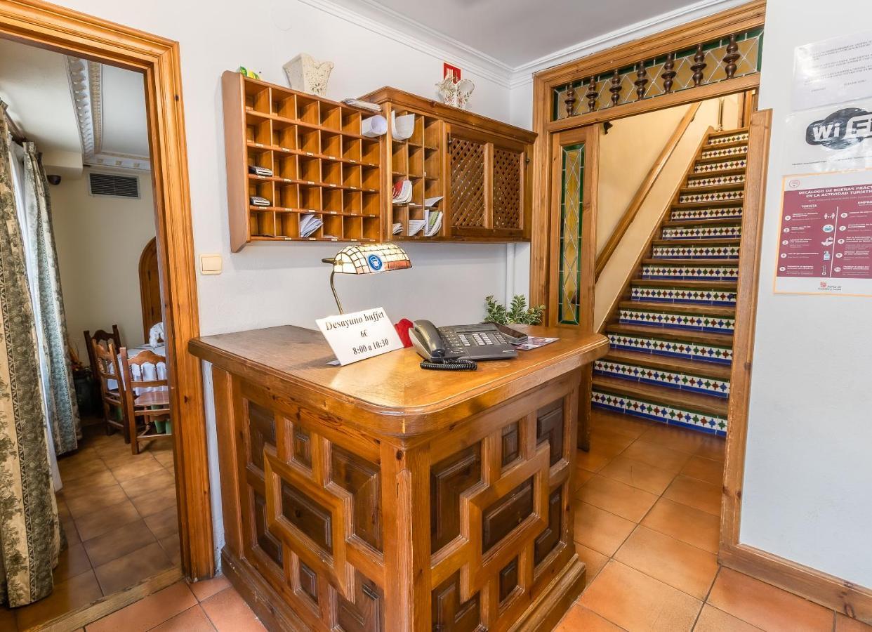 Hostal Санто Доминго де Силос Екстериор снимка