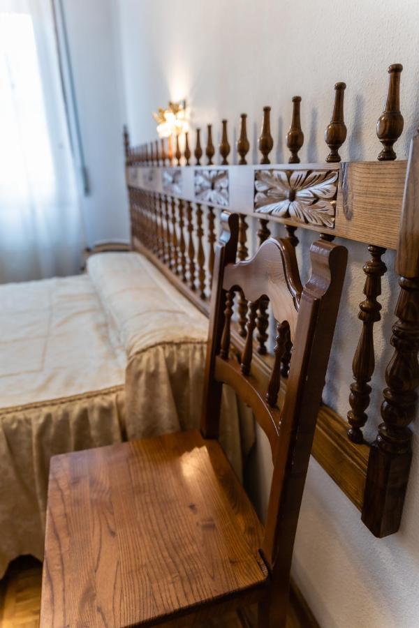 Hostal Санто Доминго де Силос Екстериор снимка