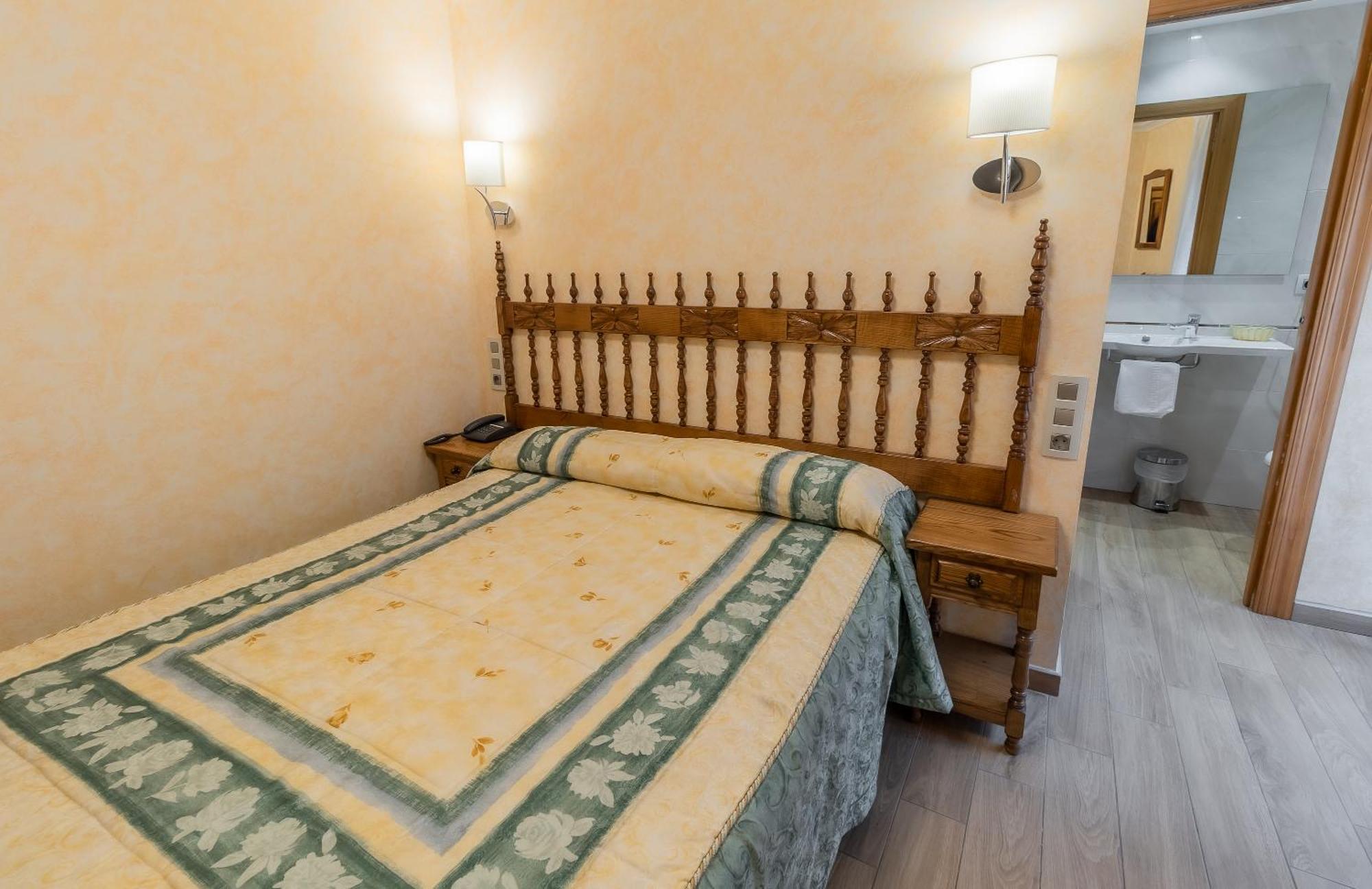 Hostal Санто Доминго де Силос Екстериор снимка