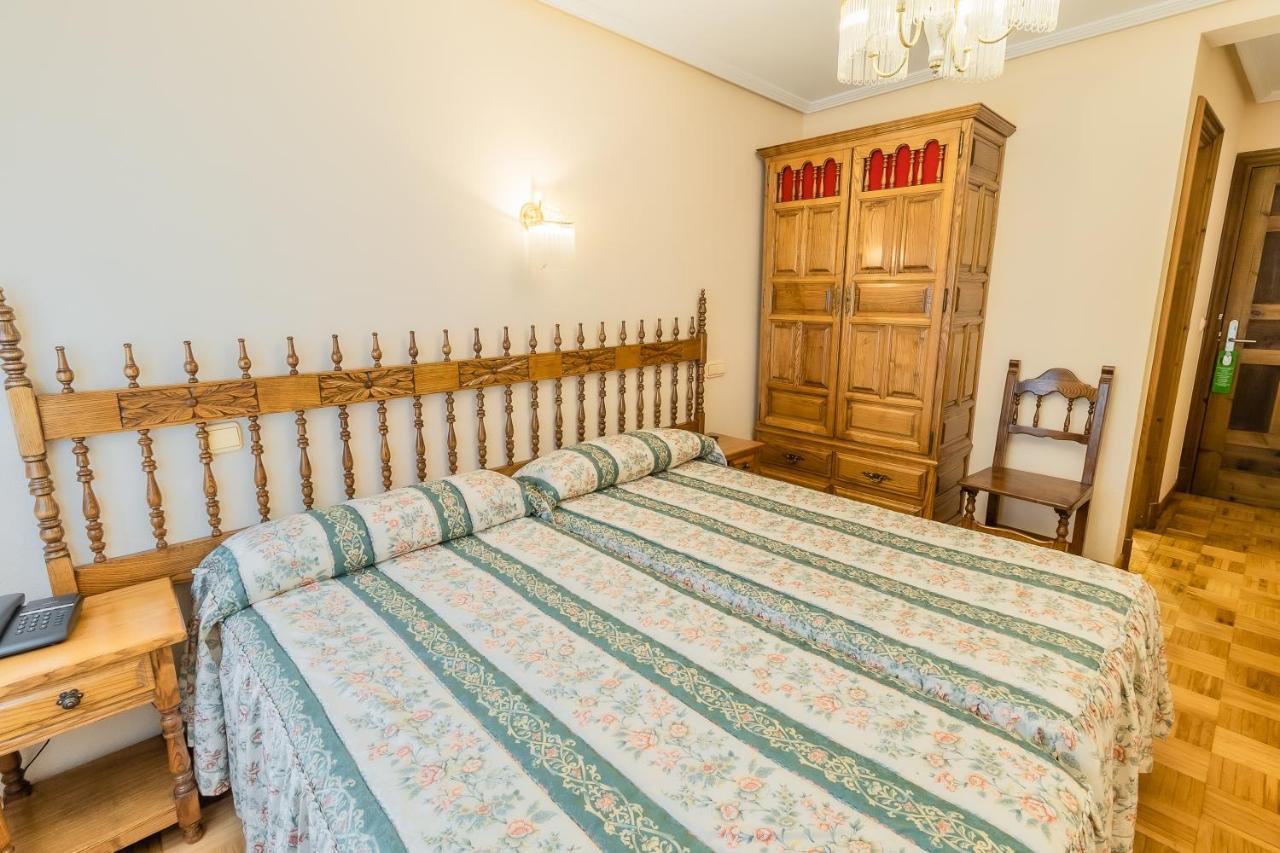 Hostal Санто Доминго де Силос Екстериор снимка