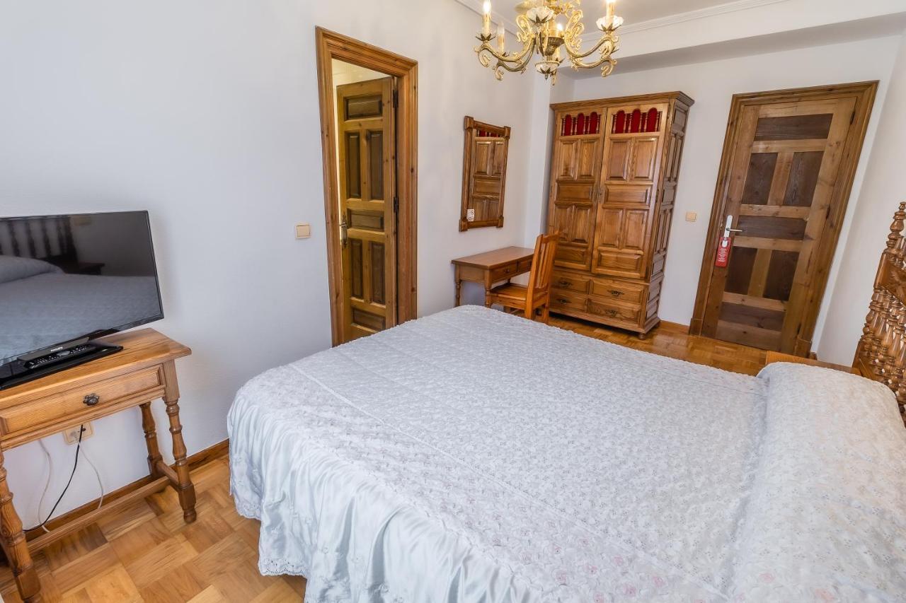 Hostal Санто Доминго де Силос Екстериор снимка