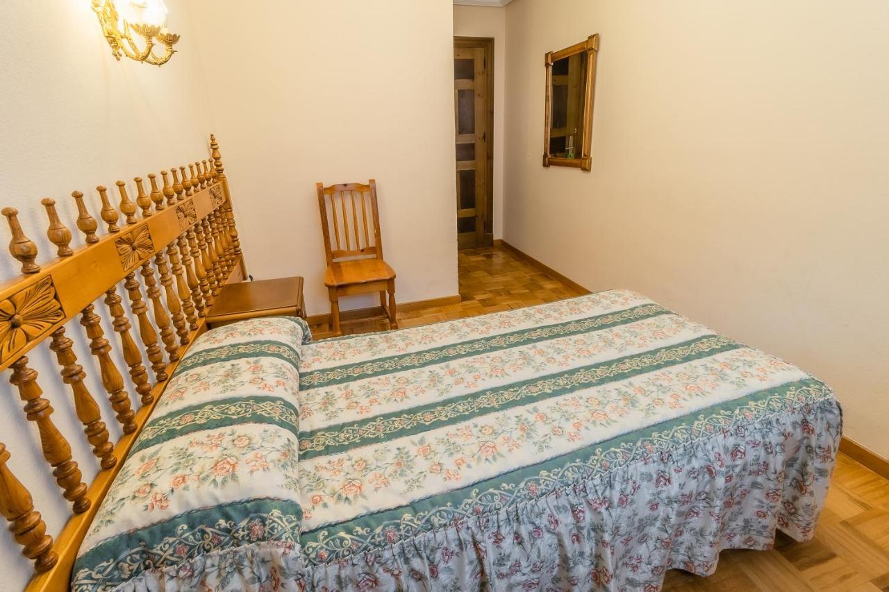 Hostal Санто Доминго де Силос Екстериор снимка