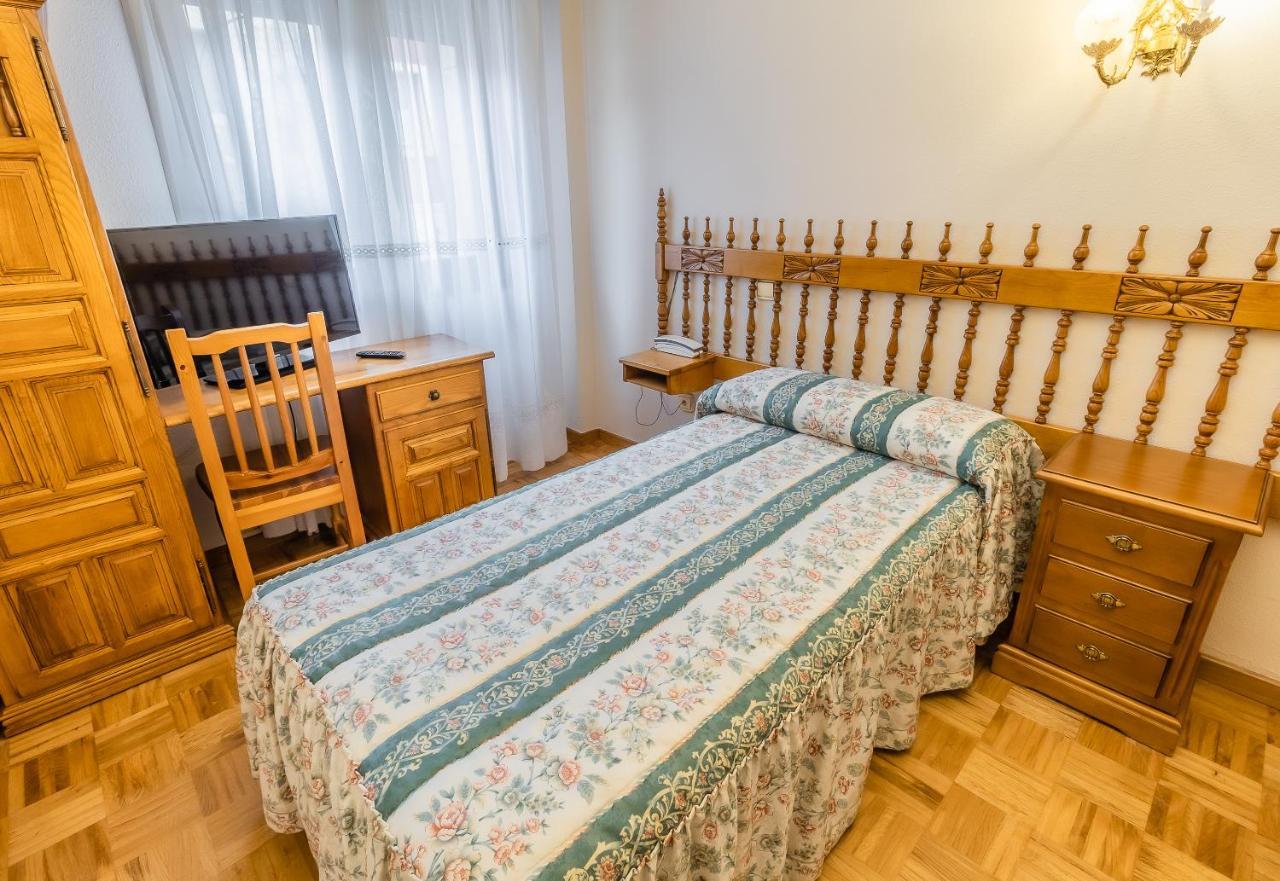 Hostal Санто Доминго де Силос Екстериор снимка