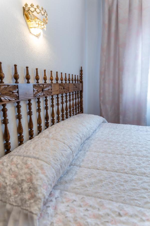 Hostal Санто Доминго де Силос Екстериор снимка