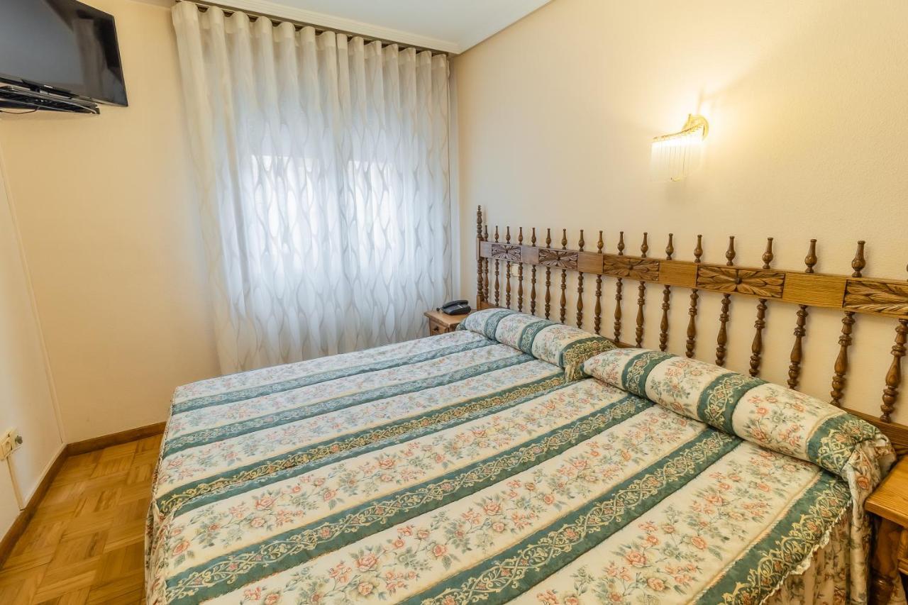Hostal Санто Доминго де Силос Екстериор снимка